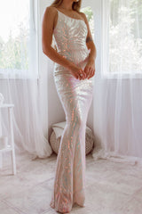 Robe de mariée asymétrique irisée, vue rapprochée
