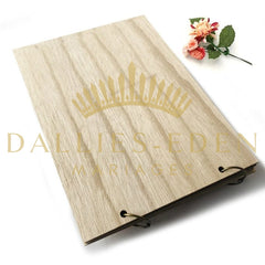 Livre d'or en bois, ouvert