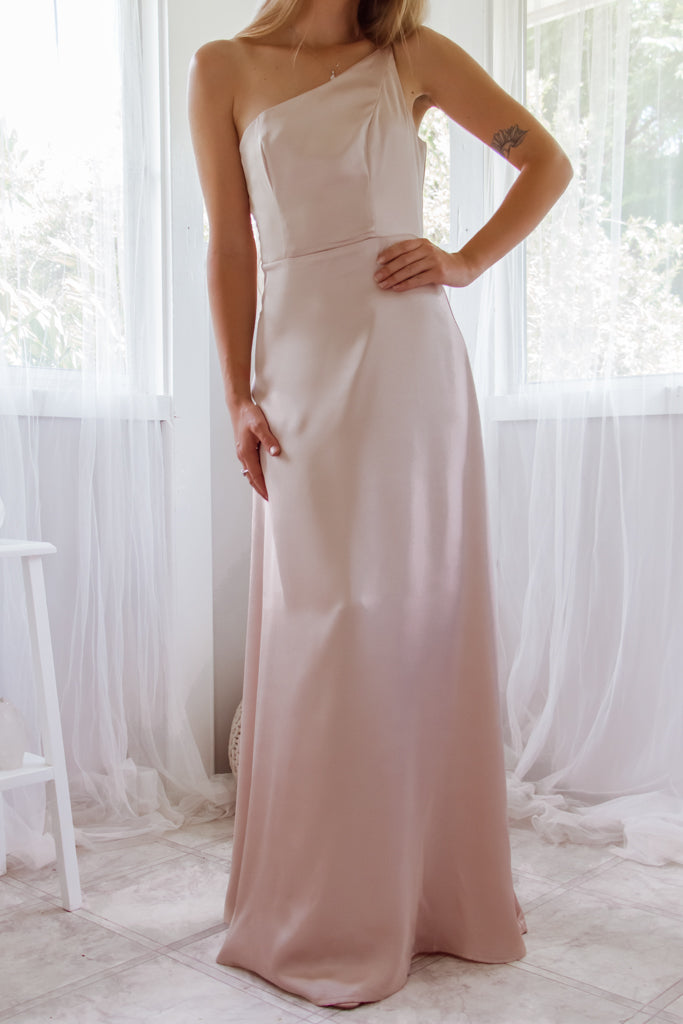 Robe De Mariée Asymétrique En Satin